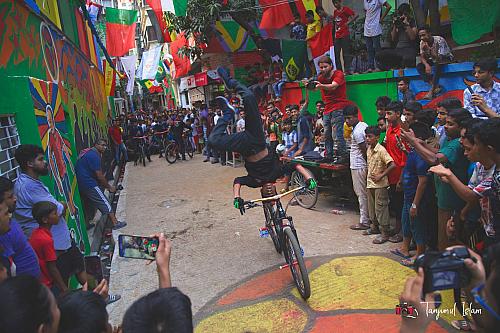 উন্মাদনায় যেন সবার দুনিয়াটাই উল্টে গেছে... ছবি: থাউজেন্ড মাইলস ক্লাব