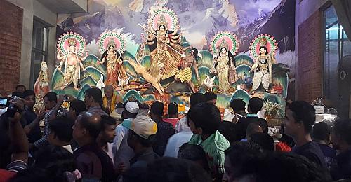 এ ধরনের ছবিতে ছবিতে 'ধর্ম যার যার; উৎসব সবার' শিরোনাম দিয়ে ছেড়ে দিলে হাজার বছরের সাম্প্রদায়িক সম্প্রীতির মিথ একটা বাস্তব ভিত্তি পেয়ে যাবে দর্শকের মনে। ছবি: রয়াল