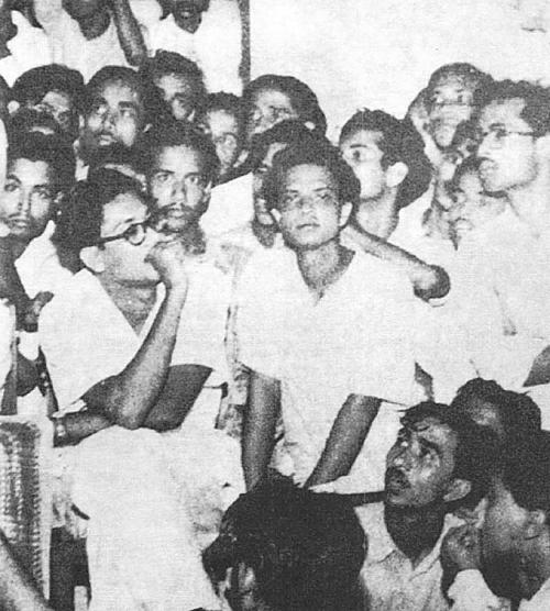 সহযোদ্ধাদের-সাথে-পরামর্শকালে