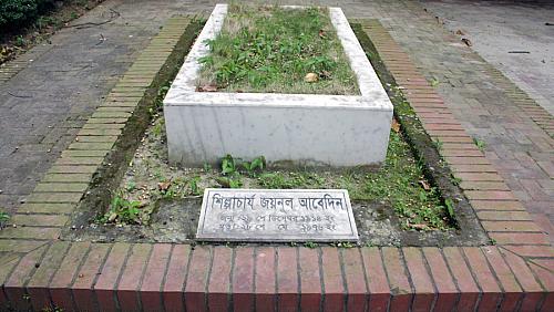 এইযে আমাদের শিল্পাচার্য, পাশেই আছেন পটুয়া কাম্রুল হাসান (ছবিতে নেই)