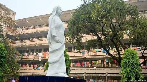 নারী জাগরণের অগ্রদূতকে মেয়েদের হলের মধ্যেই আবদ্ধ করা রাখাটা কি ঠিক হইলো?