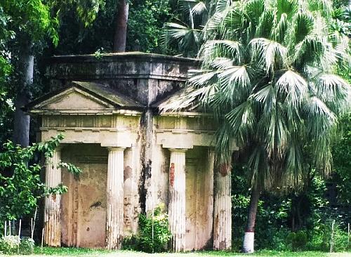 অনেকটা পুরোনো দিনের কুঠিবাড়ির মতো দেখতে, গ্রিকদের শেষ স্মৃতিচিহ্ন। 