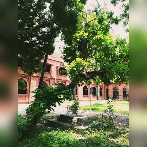 এটা কিন্তু মূসা খাঁ এর কবর!