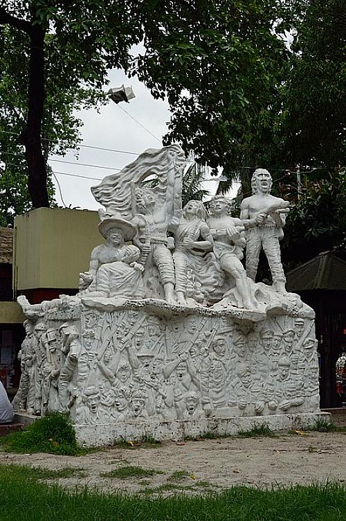 Swaparjita_Swadhinata_-_Sculpture_by_Shamim_Shikdar_-_University_of_Dhaka_Campus_-_Dhaka_2015-05-31_2413